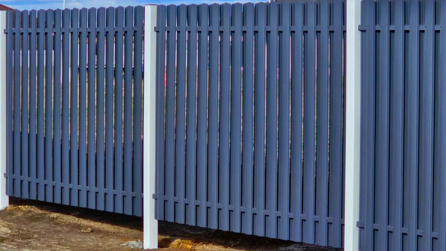 Фото 7 штакетник полукруглый 7024 двусторонний в коттеджном поселке