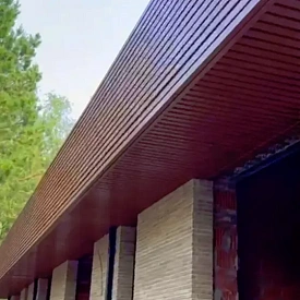 Рейка Кедр Темный 3D SteelArt на подшиве кровли и потолке гаража частного дома